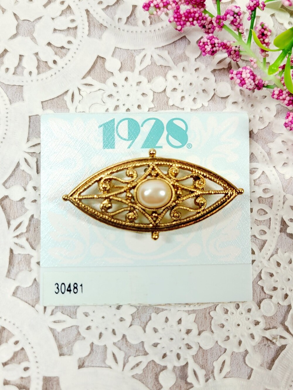 Vintage 1928 Jewelry Co Pearl Gold Tone Collar Pin New On Card